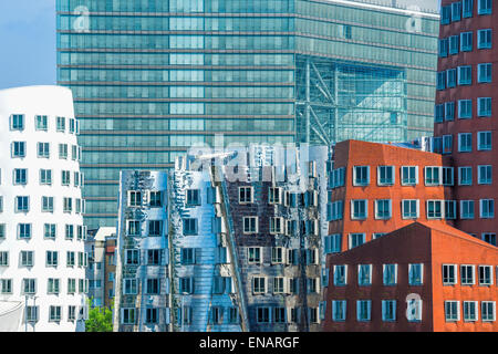 Immeubles de bureaux modernes Nouveau Zollhof, port des Médias, Düsseldorf, Rhénanie du Nord-Westphalie, Allemagne Banque D'Images