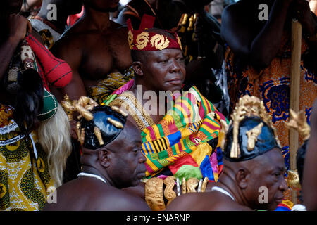 Otumfuo Nana Osei Tutu II le 16e roi Asantehene dirigeant traditionnel du Royaume d'Ashanti ou d'Asante qui était un empire et un royaume d'Akan de 1701 à 1957, dans ce qui est maintenant l'Afrique de l'Ouest du Ghana d'aujourd'hui. Aujourd'hui, le Royaume d'Ashanti survit en tant qu'État traditionnel sous-national protégé par la Constitution, en Union avec la République du Ghana Banque D'Images