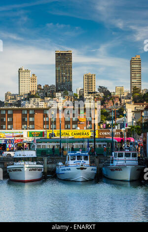 Bateaux et voir des gratte-ciel du Fisherman's Wharf, à San Francisco, Californie. Banque D'Images