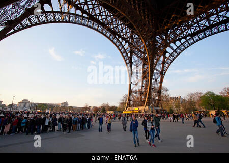 Les gens sur la mouture sous la Tour Eiffel Banque D'Images