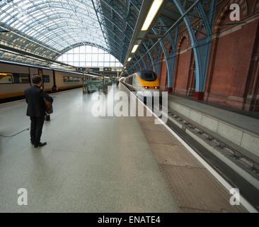 St Pancras Station, London, UK. 1er mai 2015. Premier service Eurostar s'écarte du terminus de Londres sur une heure 27 minutes direct 06 voyage à grande vitesse sur Marseille Saint-Charles la côte méditerranéenne française via Lyon et Avignon, arrivant à 14:46pm. Credit : Malcolm Park editorial/Alamy Live News Banque D'Images