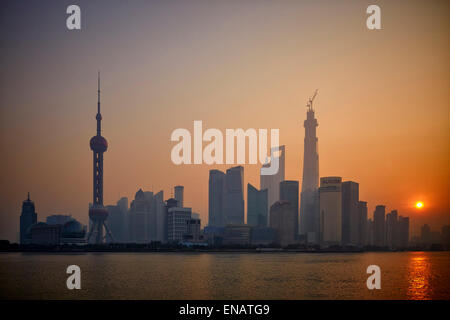 Le district de Pudong à Shanghai au lever du soleil. Banque D'Images