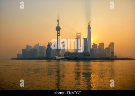 Le district de Pudong à Shanghai au lever du soleil. Banque D'Images