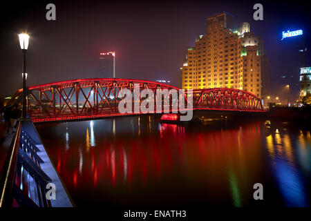 Le pont Waibaidu à Shanghai de nuit le 1 décembre 2013. Banque D'Images