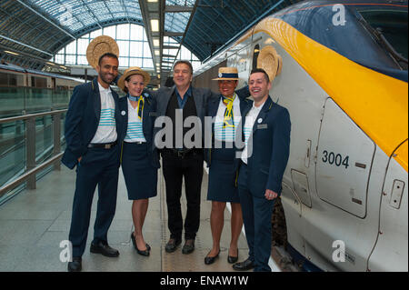 St Pancras Station, London, UK. 1er mai 2015. Premier service Eurostar s'écarte de la célèbre terminus de Londres ce matin à 07:19am sur une heure 27 minutes direct 06 voyage à grande vitesse sur Marseille Saint-Charles la côte méditerranéenne française via Lyon et Avignon, arrivant à 14:46pm. L'équipe d'Eurostar en uniforme posent pour une photo avant le départ avec Raymond Blanc, Directeur culinaire Business Premier Eurostar. Credit : Malcolm Park editorial/Alamy Live News Banque D'Images