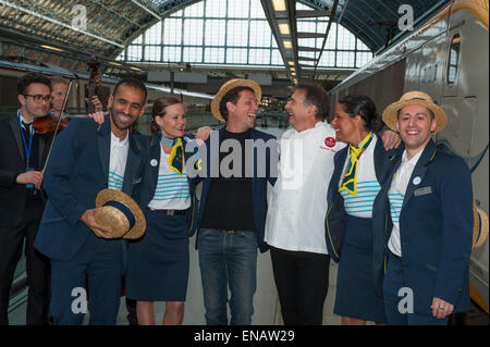 St Pancras Station, London, UK. 1er mai 2015. Premier service Eurostar s'écarte de la célèbre terminus de Londres ce matin à 07:19am sur une heure 27 minutes direct 06 voyage à grande vitesse sur Marseille Saint-Charles la côte méditerranéenne française via Lyon et Avignon, arrivant à 14:46pm. L'équipe d'Eurostar en uniforme posent pour une photo avant le départ avec Eurostar chef Nicolas Petrovic et Raymond Blanc, Directeur culinaire Business Premier Eurostar. Credit : Malcolm Park editorial/Alamy Live News Banque D'Images