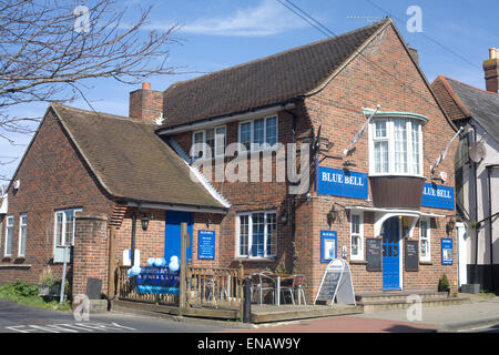 Blue Bell Inn sur la rue South Hayling Island avec les symptômes et le coin salon extérieur Banque D'Images