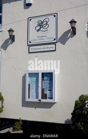 Signer et panneau de menu pour 36 sur le quai restaurant à Emsworth Banque D'Images