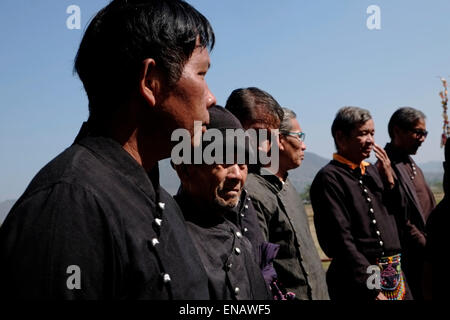 Les membres des minorités ethniques Dum Tai connu comme "le peuple sans pays" dont les ancêtres avaient migré du Laos en 1905, le port de vêtement noir typique au village de Ban Tai Dam Napanard situé à Ban Na Pa Nat, Tambon Khao Kaeo dans la partie nord de la province de Thaïlande Banque D'Images