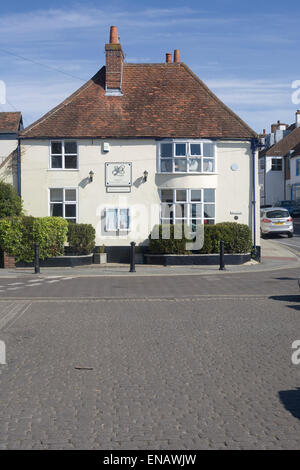 Sur le quai 36 restaurant gastronomique à Emsworth avec pavés en dehors Banque D'Images