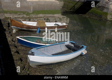 Trois petits bateaux amarrés à quai à Emsworth Banque D'Images