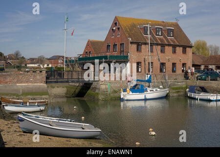 Essc à Emsworth avec bateaux et yachts amarrés par harbour quay Banque D'Images