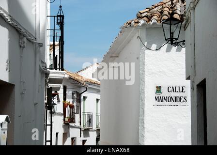 Maisons de ville à une rue étroite dans le Barrio la Villa district, Priego de Córdoba, Cordoue, Andalousie, province de l'Espagne. Banque D'Images