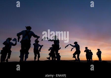 Danseurs Morris de la chapelle-en-le-Frith Morris Men dance au lever du soleil pour accueillir peut jour sur Eccles Pike Banque D'Images