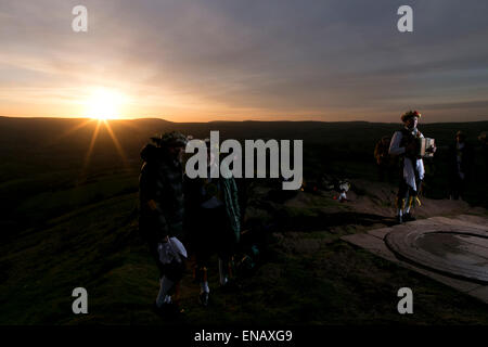 Danseurs Morris de la chapelle-en-le-Frith Morris Men dance au lever du soleil pour accueillir peut jour sur Eccles Pike Banque D'Images