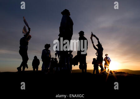 Danseurs Morris de la chapelle-en-le-Frith Morris Men dance au lever du soleil pour accueillir peut jour sur Eccles Pike Banque D'Images