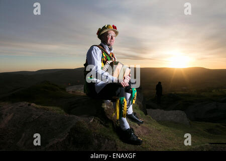 Danseurs Morris de la chapelle-en-le-Frith Morris Men dance au lever du soleil pour accueillir peut jour sur Eccles Pike Hywel Thomas,68 Banque D'Images