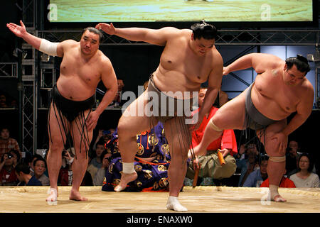 Harumafuji (L), Kotoshogiku (R), 25 avril 2015 - tournoi de Sumo Sumo : pendant la tournée provinciale Niconico Chokaigi 2015 au Makuhari Messe à Chiba, au Japon. (Photo de Rodrigo Reyes Marin/AFLO) Banque D'Images