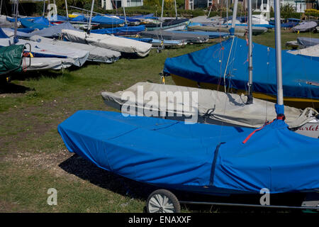 Bâche sur les bateaux sur la terre ferme à sailing club à Emsworth Banque D'Images