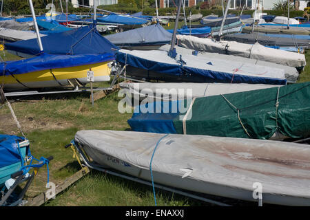 Pour les embarcations débarquées au club de voile de stockage couverts en bâche à Emsworth Banque D'Images