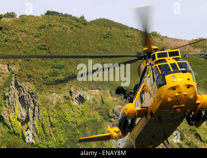 Vue nord du Devon un hélicoptère Sea King de la RAF 22 Squadron, RAF Chivenor SAR et ravi les spectateurs Visites Ilfracombe Banque D'Images