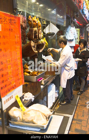 dh Market shop CAUSEWAY BAY HONG KONG propriétaire chinois de la viande cuite Pavement shop alimentaire rue asiatique chine Banque D'Images