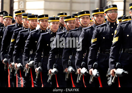 Londres, Angleterre, Royaume-Uni. Des soldats gurkhas marchant avec des fusils (voir description) Banque D'Images