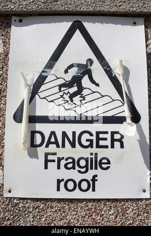Danger : toit fragile sign garage avertissement les toits plats Banque D'Images