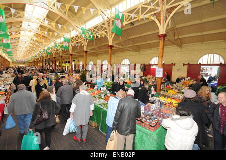Shopper Parcourir les produits locaux à vendre à Barnstaple Ancienne Marché de Pannier Farmers Market Banque D'Images