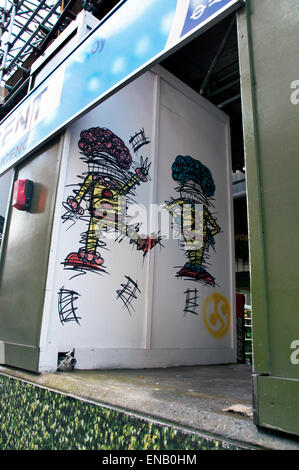 Par Graffiti artiste de rue Nathan Bowen dans le centre de Londres sur des panneaux de construction. Banque D'Images