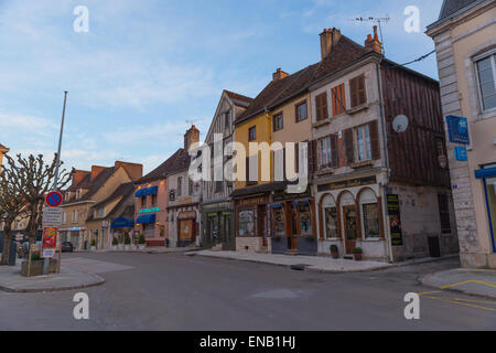 Vue sur le village de Chablis, une célèbre région viticole. Banque D'Images