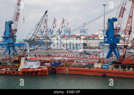 Grand port de conteneurs et des quais à Ashdod Israël avec des grues conteneurs de bateaux et véhicules sur le quai Banque D'Images