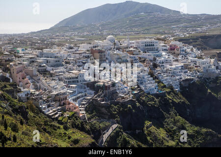 Avis de Fira (thira) la principale ville de l'île de Santorin vue à travers la caldeira Banque D'Images