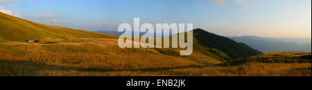 Les randonneurs camp de base sur les pentes de la colline d'herbe non loin de la crête de montagne Banque D'Images