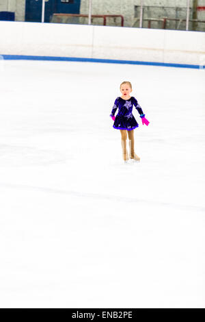 La patineuse artistique jeunes exerçant devant son premier ccompetition. Banque D'Images