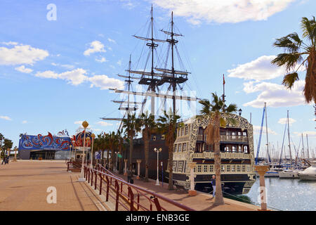 Réplique du 18e siècle espagnol "navire de guerre antsima Trinité' sur le quai dans le port d''Alicante Banque D'Images