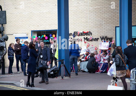 St Mary's Hospital, Londres, Royaume-Uni. 1er mai 2015. 1 mai 2015 : l'Hôpital St Mary de Londres - En attente de 'Arrivée' du bébé royal après avoir suspendu les paris - Photographes et partisans d'attendre à l'extérieur du crédit de l'hôpital : M.Sobreira/Alamy Live News Banque D'Images