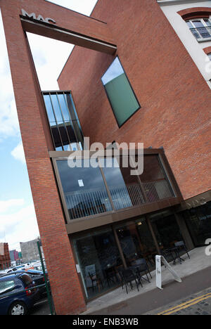 L'Irlande du Nord, Belfast, quartier de la cathédrale. Le MAC en échange Rue Ouest conçu par Hackett & Hall architectes. Banque D'Images