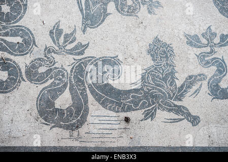 Détails de la mosaïque dans la vieille ville d'Ostie, Rome, Italie. Ruines d'un ancien établissement thermal romain avec mosaïque sur le sol. Banque D'Images