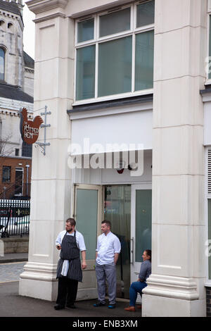 L'Irlande du Nord, Belfast, quartier de la cathédrale, le personnel de cuisine à l'extérieur de la poule en pot restaurant à St Annes Square. Banque D'Images