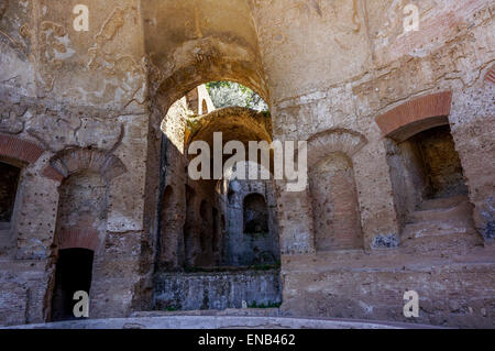 Vue de l'intérieur de l'antique ruines romaines de la Villa d'Hadrien, Tivoli, Italie Banque D'Images