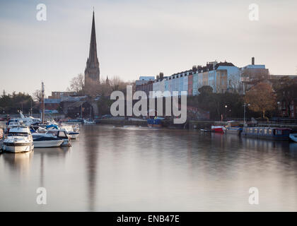 Une vue générale (GV) de Redcliffe Cathédrale et les propriétés géorgiennes sur le port flottant à Bristol Banque D'Images