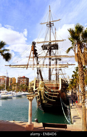 Réplique du 18e siècle espagnol "navire de guerre antsima Trinité' sur le quai dans le port d''Alicante Banque D'Images