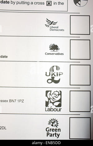 Le candidat options de vote postal bulletin de vote pour l'élection générale de 2015 UK. Banque D'Images
