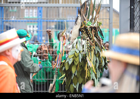 Greenwich, London, UK. 1er mai 2015. La troupe Fowlers & The Deptford Jack dans le vert. La Deptford Jack dans le Livre vert s'éteint dans le sud-est de Londres et la ville chaque jour de mai. Crédit : Matthieu Chattle/Alamy Live News Banque D'Images