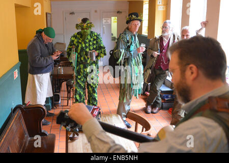 Greenwich, London, UK. 1er mai 2015. La troupe Fowlers & The Deptford Jack dans le vert. La Deptford Jack dans le Livre vert s'éteint dans le sud-est de Londres et la ville chaque jour de mai. Crédit : Matthieu Chattle/Alamy Live News Banque D'Images