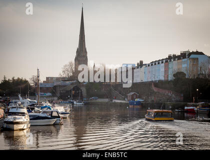 Une vue générale (GV) de Redcliffe Cathédrale et les propriétés géorgiennes sur le port flottant à Bristol Banque D'Images