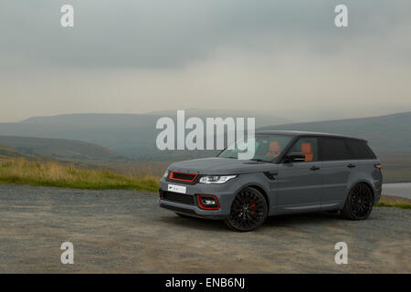 Range Rover Evoque Le Sport dans le Yorkshire Moors à plus d'un lac. Banque D'Images