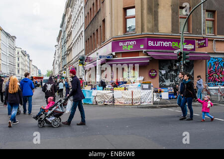 Kreuzberg, Berlin, Allemagne, 1er mai, 2015. Mai, Fête du travail ou travailleurs jour est célébré sur le 1er mai et est un jour férié en Allemagne. À Berlin la plus grande fête du Travail les festivités ont lieu dans la région de Kreuzberg. Rues sont fermées, les détenteurs de décrochage bordent les rues vendant de la nourriture, des bandes jouer, et des Dj de divertir la foule. Les militants politiques sont tirées de l'événement et il y a une grande présence policière. Campagne pour les droits des travailleurs en ce jour et peut assister à des rassemblements ou des marches. Banque D'Images