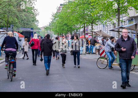 Kreuzberg, Berlin, Allemagne, 1er mai, 2015. Mai, Fête du travail ou travailleurs jour est célébré sur le 1er mai et est un jour férié en Allemagne. À Berlin la plus grande fête du Travail les festivités ont lieu dans la région de Kreuzberg. Rues sont fermées, les détenteurs de décrochage bordent les rues vendant de la nourriture, des bandes jouer, et des Dj de divertir la foule. Les militants politiques sont tirées de l'événement et il y a une grande présence policière. Campagne pour les droits des travailleurs en ce jour et peut assister à des rassemblements ou des marches. Banque D'Images